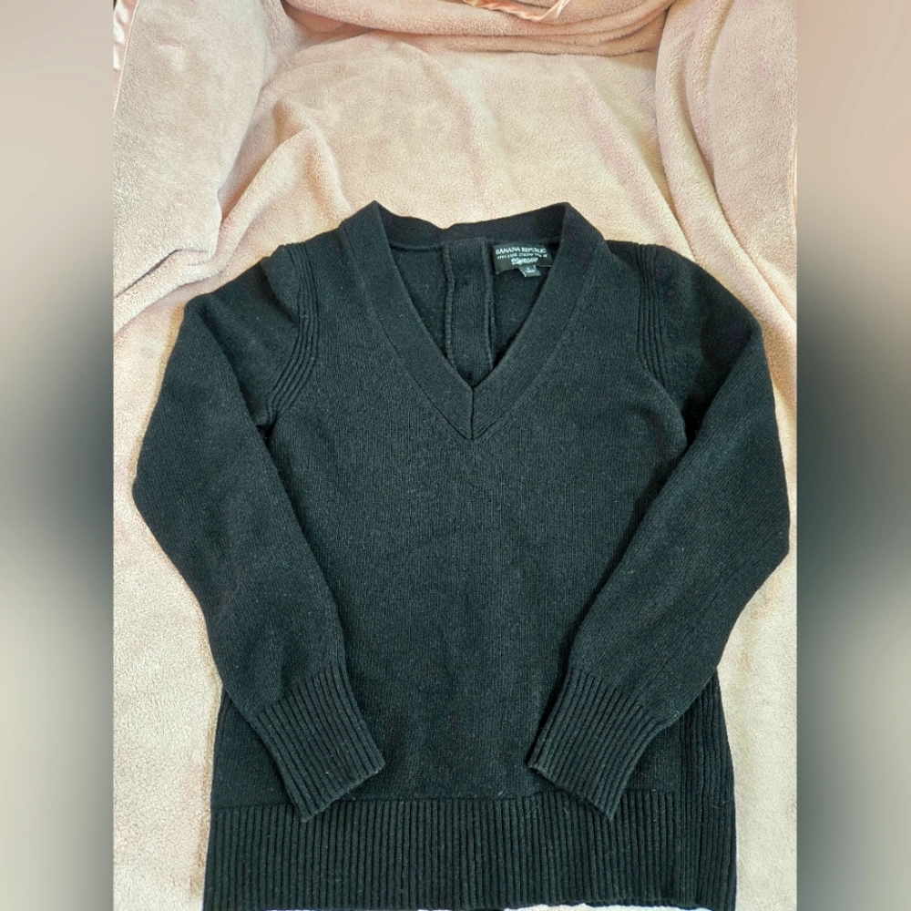 Banana Repuboic Back-button Black V-Neck Sweater - Picture 1 of 4